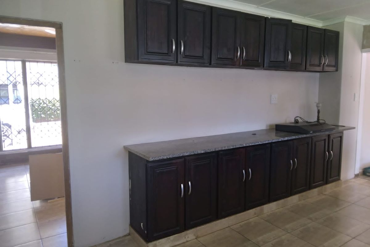 Spacious 4 Bedroom Conveniently Located - Photo 2