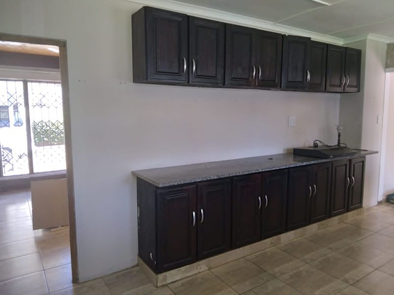 Spacious 4 Bedroom Conveniently Located - Photo 2