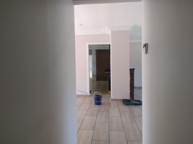 Spacious 4 Bedroom Conveniently Located - Photo 10