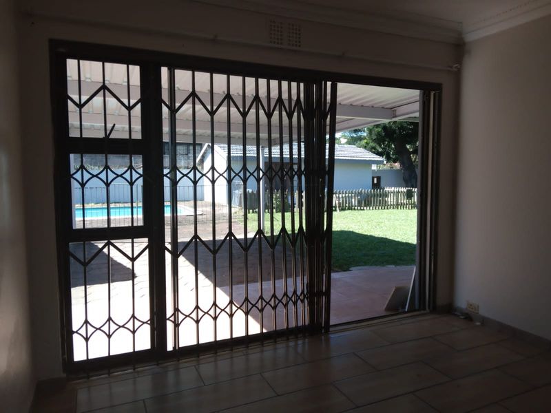 Spacious 4 Bedroom Conveniently Located - Photo 9