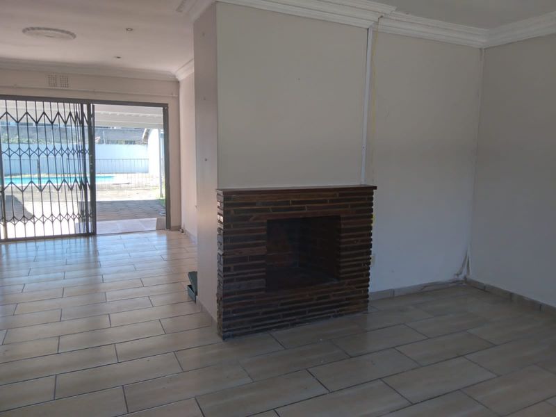 Spacious 4 Bedroom Conveniently Located - Photo 3