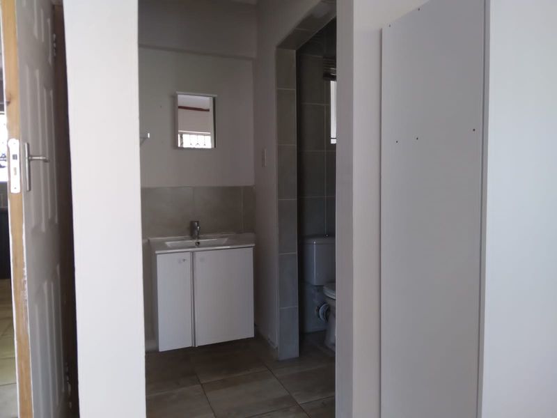 Spacious 4 Bedroom Conveniently Located - Photo 6