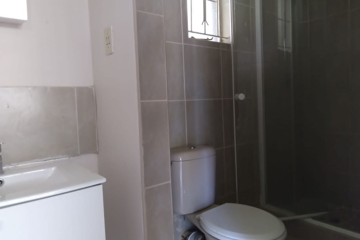 Spacious 4 Bedroom Conveniently Located - Photo 5