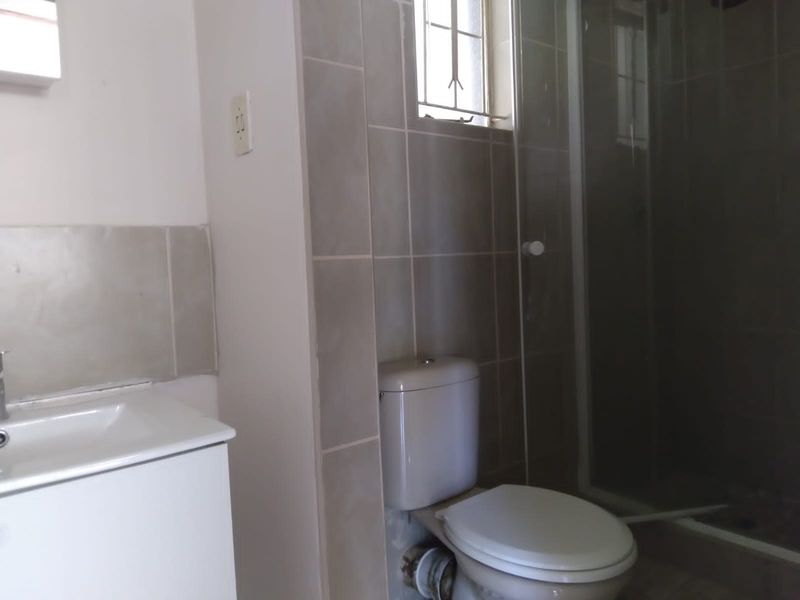 Spacious 4 Bedroom Conveniently Located - Photo 5