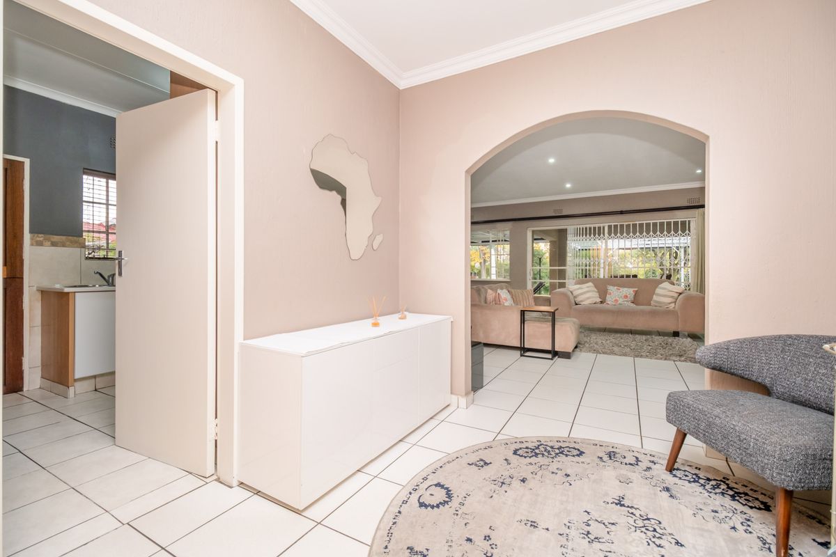 Spacious 3-Bedroom Family Home for Sale in Fourways | Large 1,800m2 Stand - Photo 3