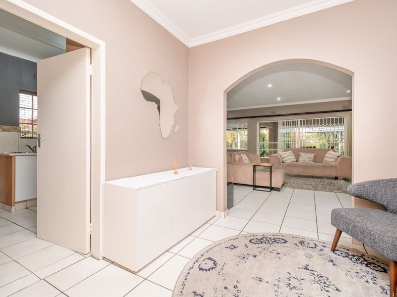 Spacious 3-Bedroom Family Home for Sale in Fourways | Large 1,800m2 Stand - Photo 3