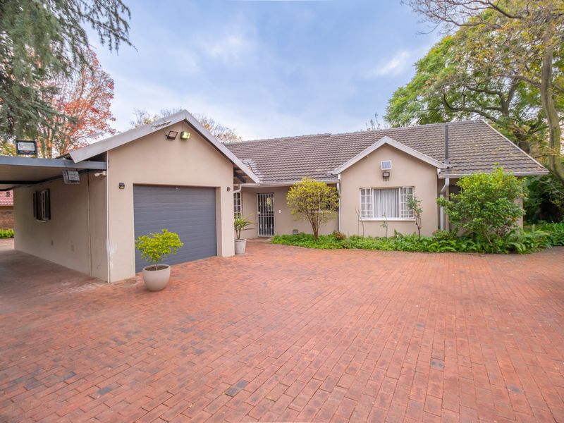 Spacious 3-Bedroom Family Home for Sale in Fourways | Large 1,800m2 Stand - Photo 1