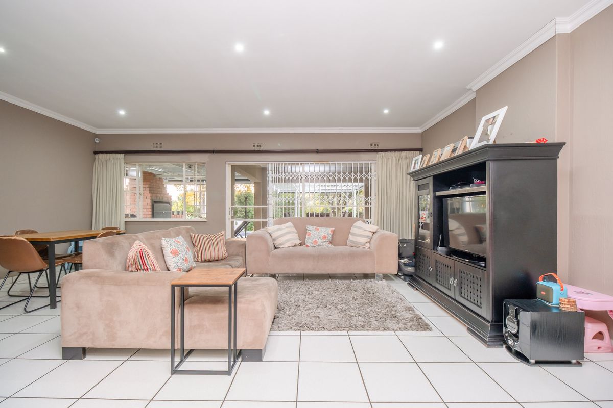 Spacious 3-Bedroom Family Home for Sale in Fourways | Large 1,800m2 Stand - Photo 4