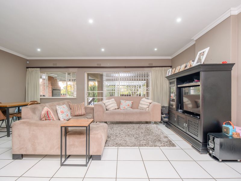 Spacious 3-Bedroom Family Home for Sale in Fourways | Large 1,800m2 Stand - Photo 4