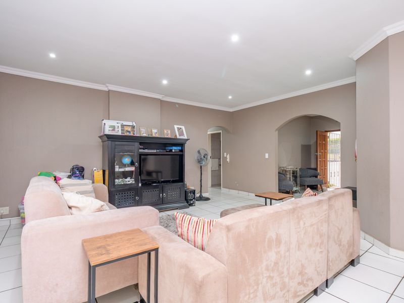 Spacious 3-Bedroom Family Home for Sale in Fourways | Large 1,800m2 Stand - Photo 7