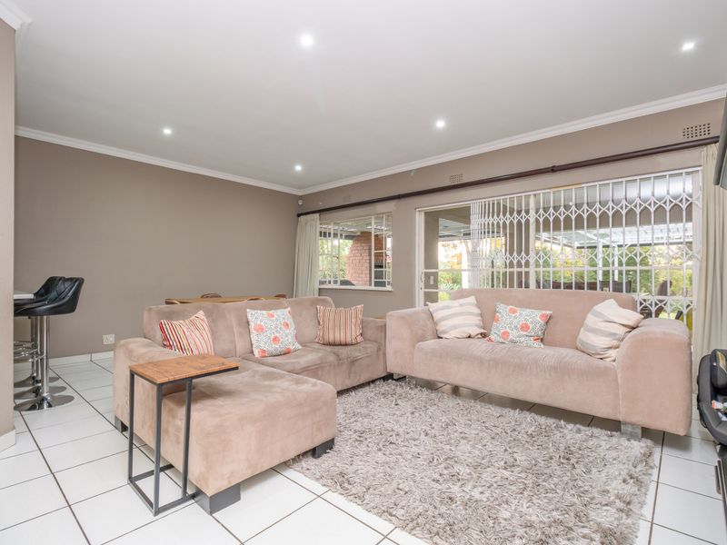 Spacious 3-Bedroom Family Home for Sale in Fourways | Large 1,800m2 Stand - Photo 6