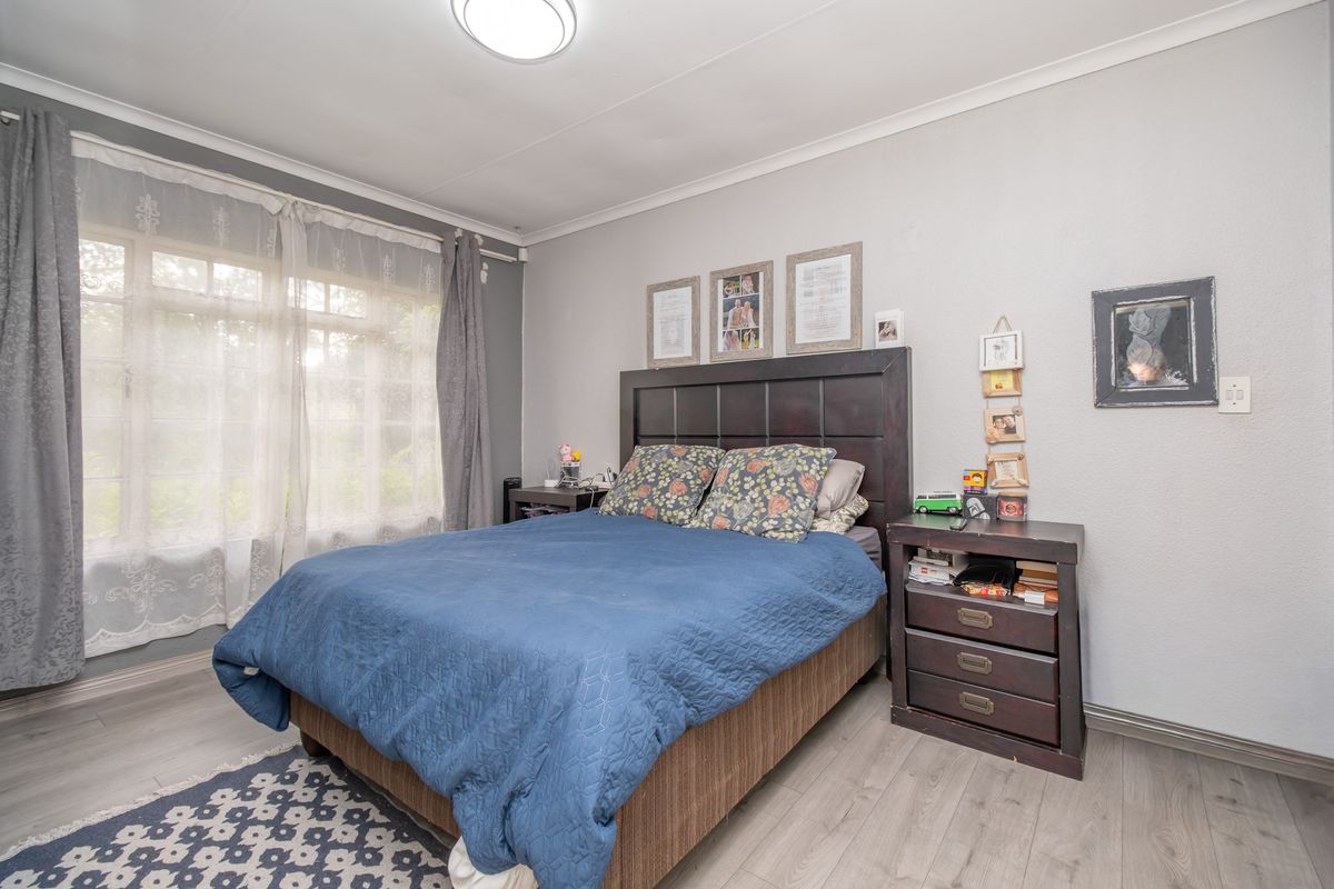 Spacious 3-Bedroom Family Home with Pool for Sale in Meadowhurst - Photo 4