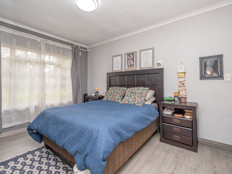Spacious 3-Bedroom Family Home with Pool for Sale in Meadowhurst - Photo 4