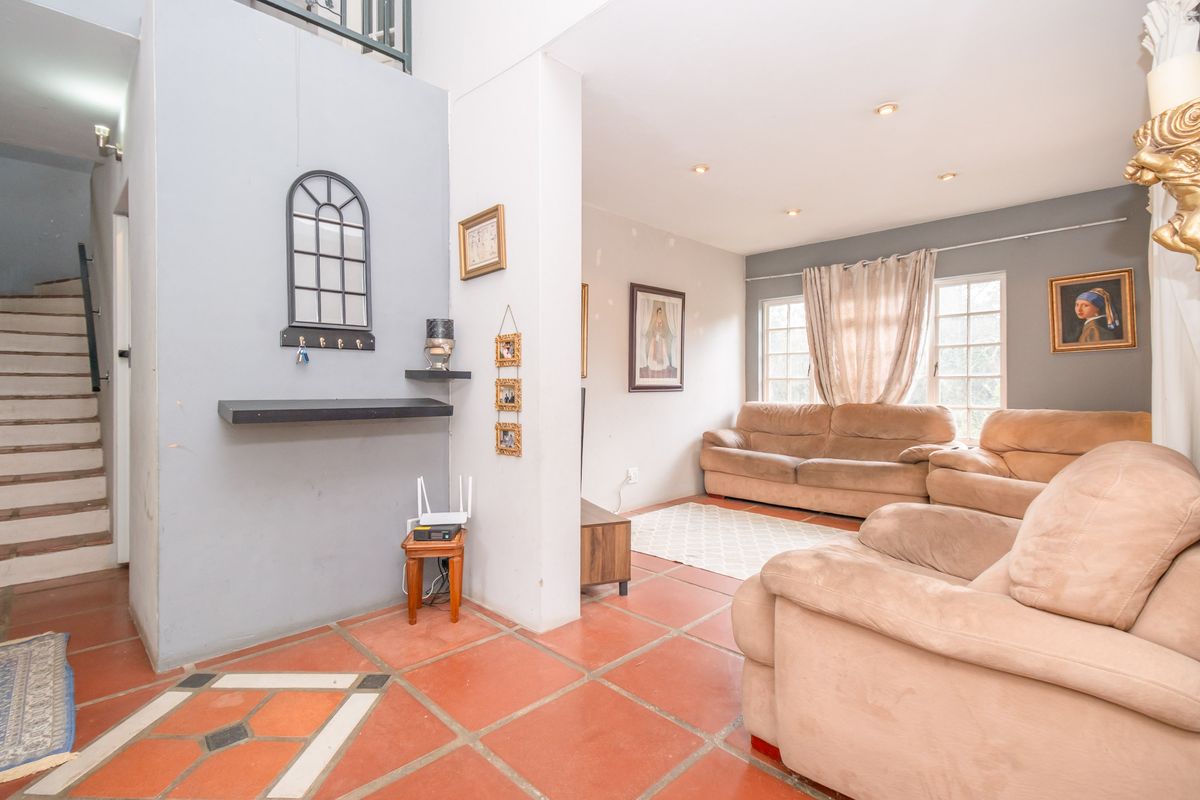 Spacious 3-Bedroom Family Home with Pool for Sale in Meadowhurst - Photo 5