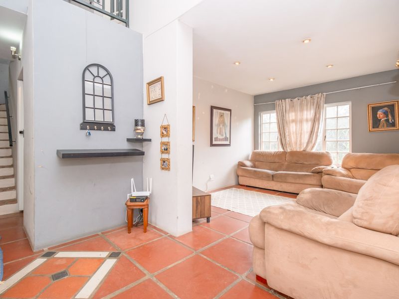 Spacious 3-Bedroom Family Home with Pool for Sale in Meadowhurst - Photo 5