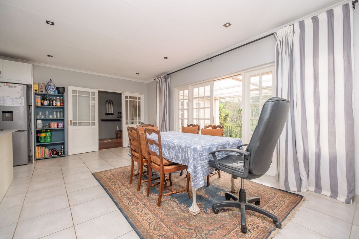 Spacious 3-Bedroom Family Home with Pool for Sale in Meadowhurst - Photo 3