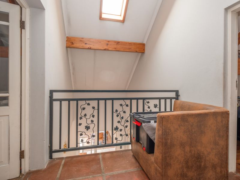 Spacious 3-Bedroom Family Home with Pool for Sale in Meadowhurst - Photo 10