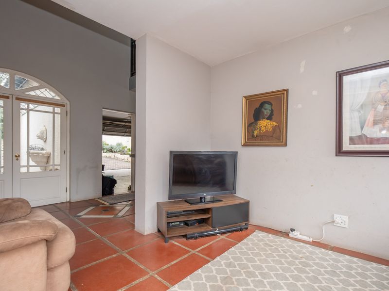 Spacious 3-Bedroom Family Home with Pool for Sale in Meadowhurst - Photo 7
