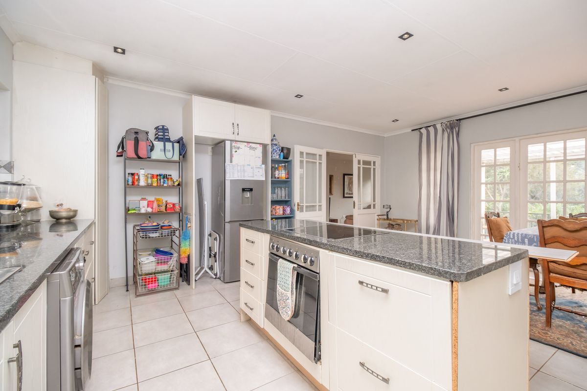 Spacious 3-Bedroom Family Home with Pool for Sale in Meadowhurst - Photo 2