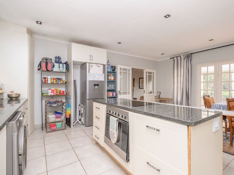 Spacious 3-Bedroom Family Home with Pool for Sale in Meadowhurst - Photo 2