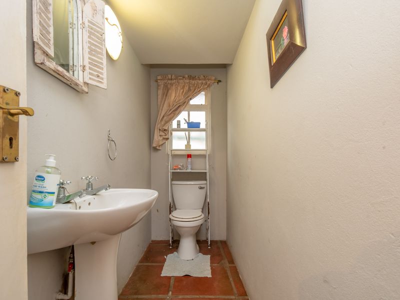 Spacious 3-Bedroom Family Home with Pool for Sale in Meadowhurst - Photo 8