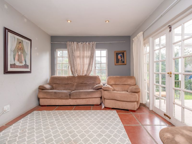 Spacious 3-Bedroom Family Home with Pool for Sale in Meadowhurst - Photo 6