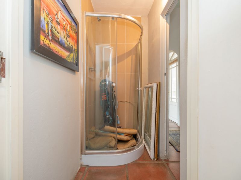 Spacious 3-Bedroom Family Home with Pool for Sale in Meadowhurst - Photo 9