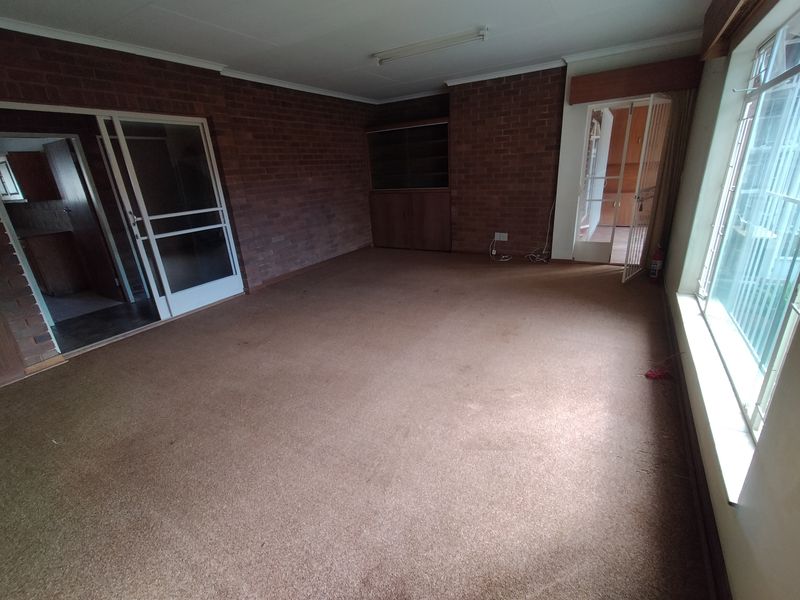 Prime Florauna Property Offering Space, Comfort & Opportunity - Photo 9