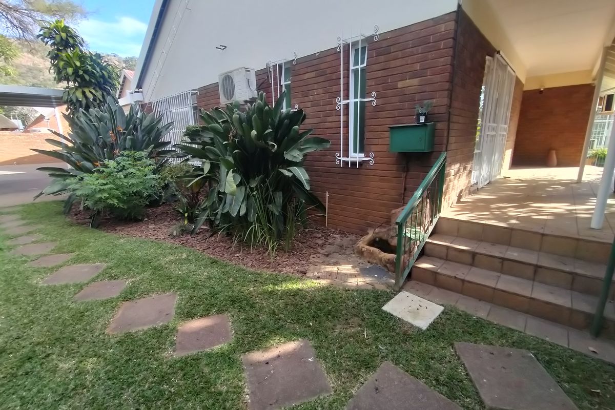 Prime Florauna Property Offering Space, Comfort & Opportunity - Photo 2