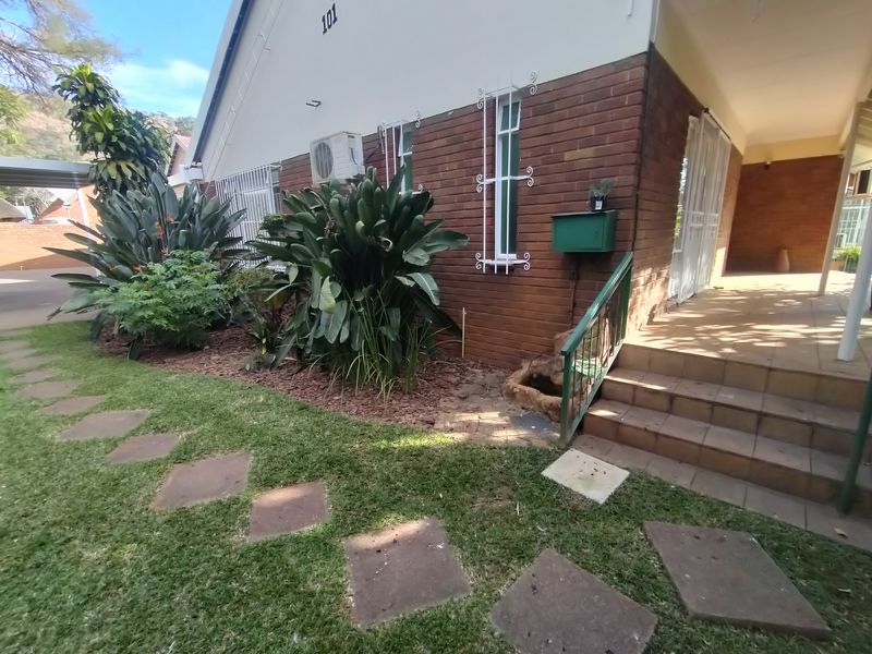 Prime Florauna Property Offering Space, Comfort & Opportunity - Photo 2