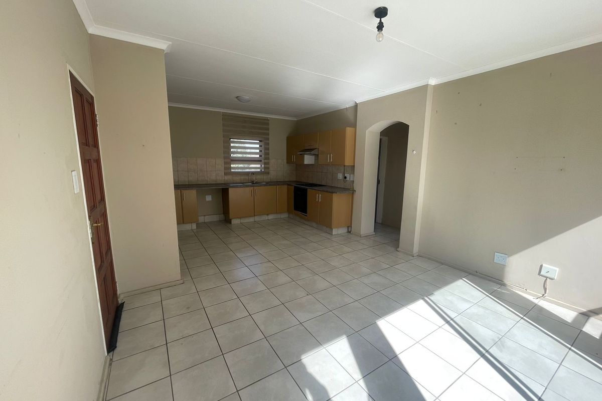 Neat 2-bedroom upstairs apartment with balcony - Photo 4