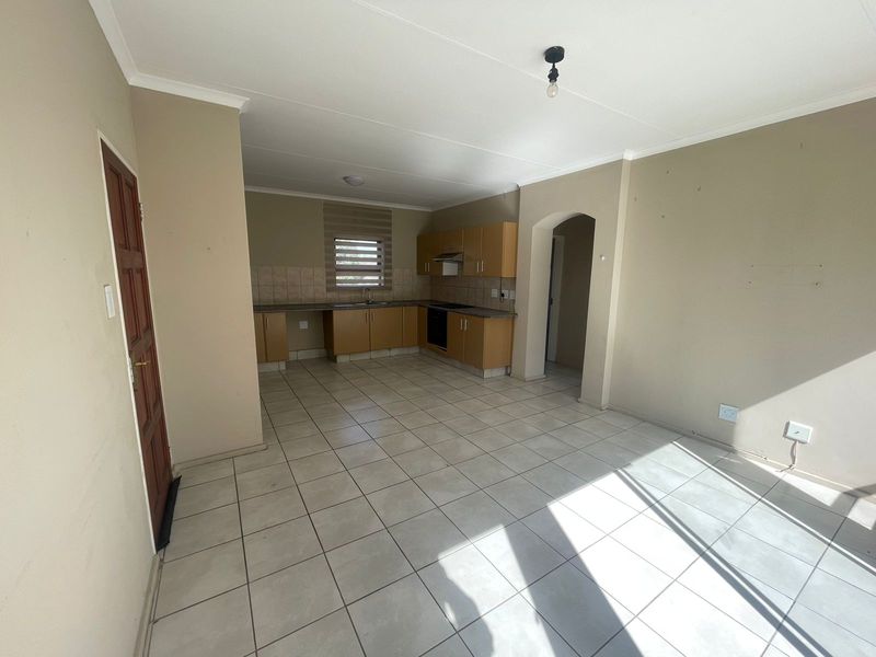 Neat 2-bedroom upstairs apartment with balcony - Photo 4