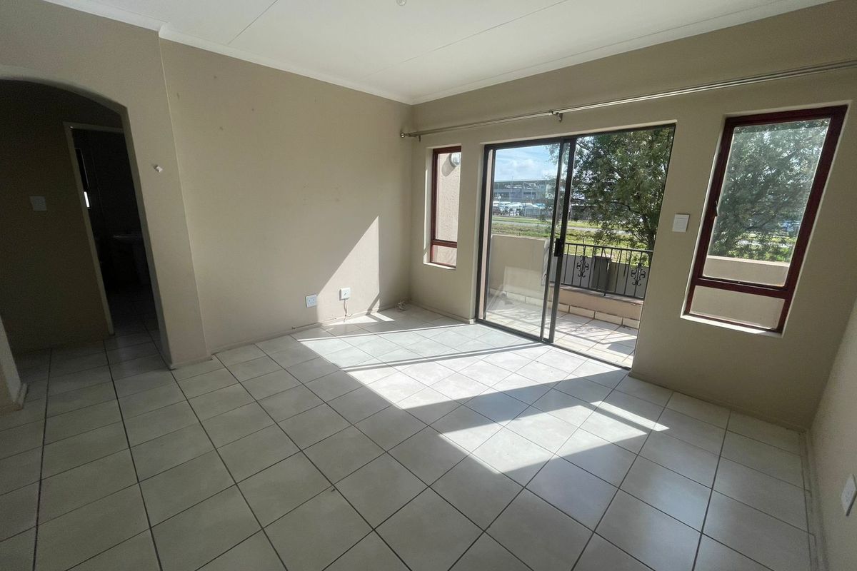 Neat 2-bedroom upstairs apartment with balcony - Photo 2
