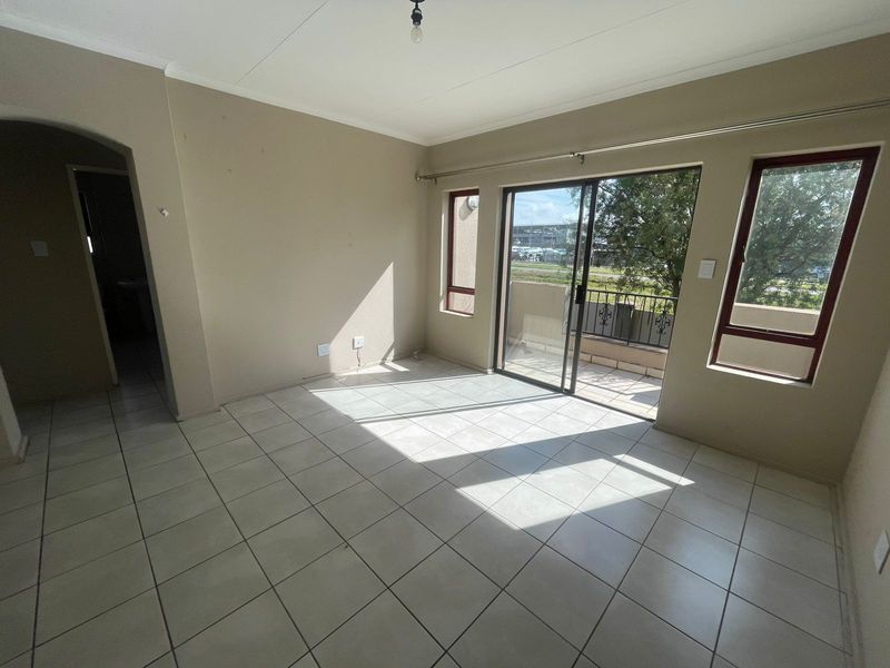 Neat 2-bedroom upstairs apartment with balcony - Photo 2