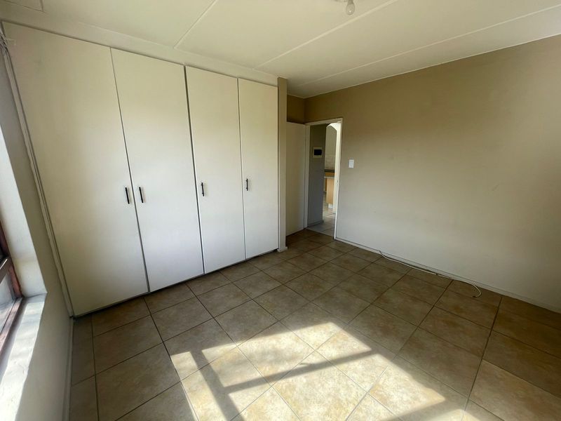 Neat 2-bedroom upstairs apartment with balcony - Photo 9