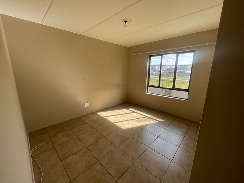 Neat 2-bedroom upstairs apartment with balcony - Photo 8