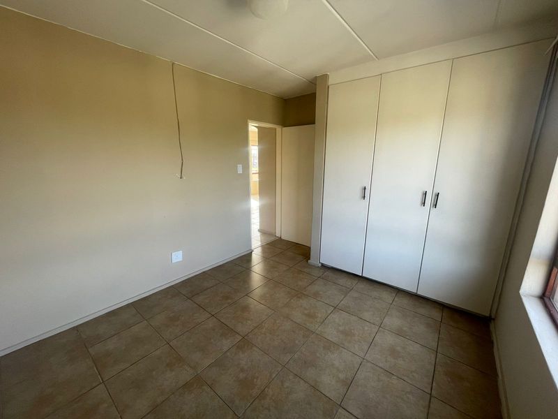 Neat 2-bedroom upstairs apartment with balcony - Photo 7