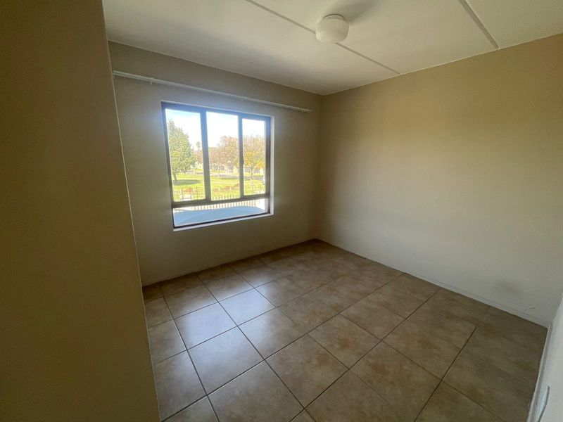 Neat 2-bedroom upstairs apartment with balcony - Photo 6