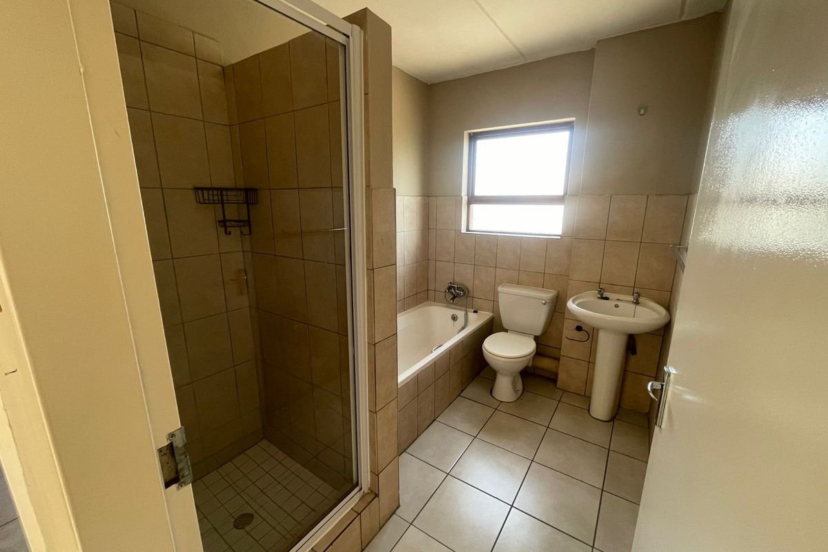 Neat 2-bedroom upstairs apartment with balcony - Photo 5