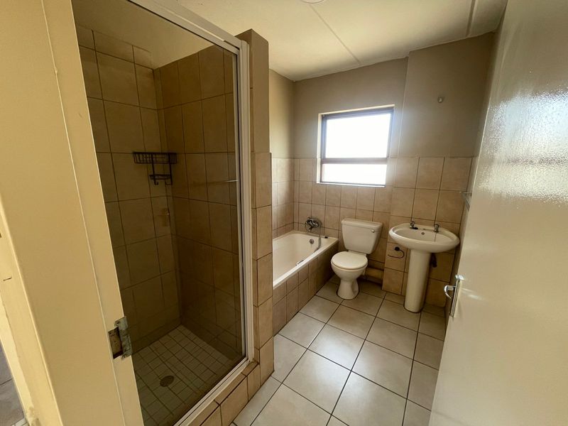Neat 2-bedroom upstairs apartment with balcony - Photo 5