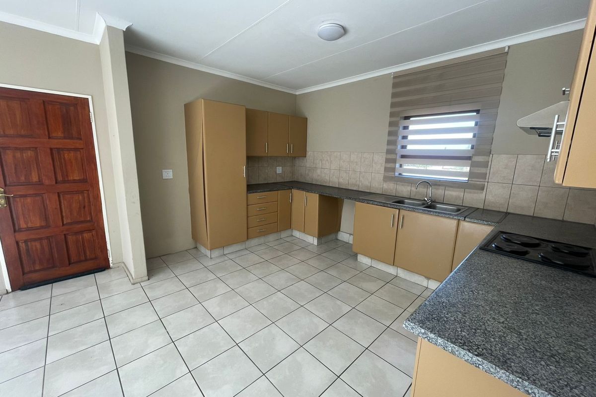 Neat 2-bedroom upstairs apartment with balcony - Photo 3