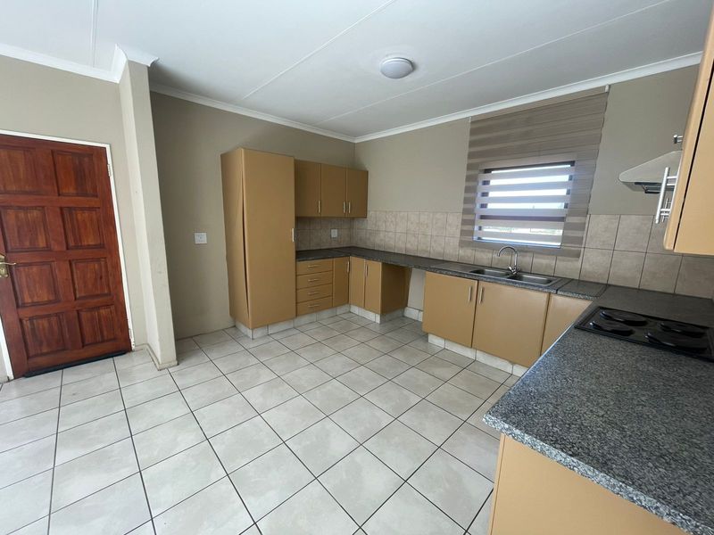 Neat 2-bedroom upstairs apartment with balcony - Photo 3