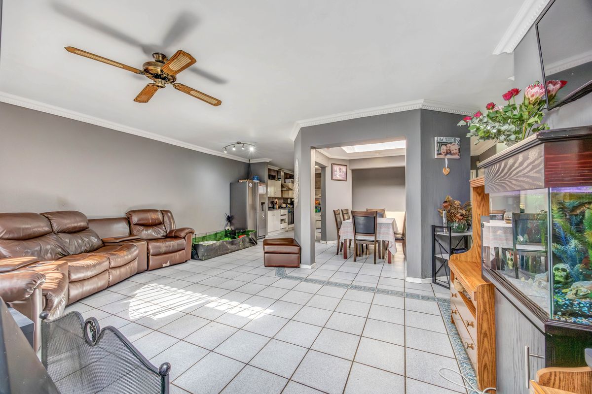 A beautiful  3 bedroom home in Sharonlea perfect for families seeking comfort and convenience! - Photo 2