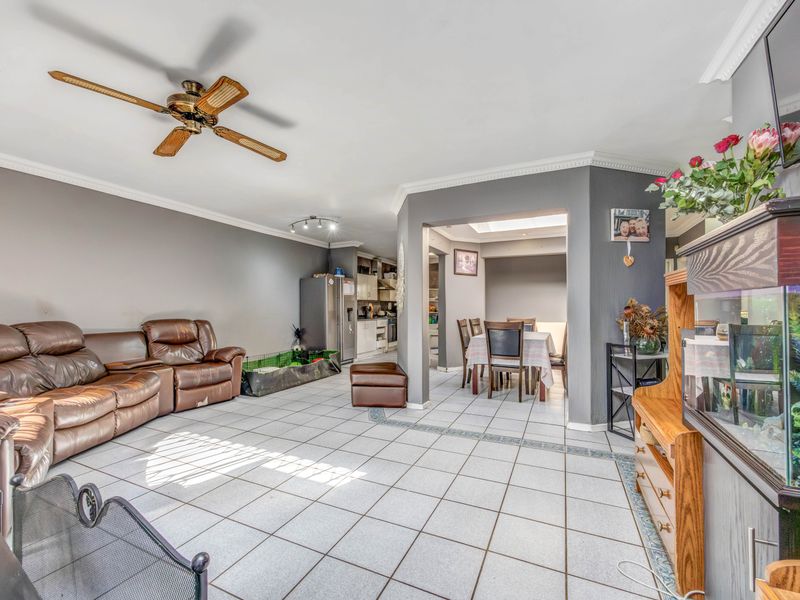 A beautiful  3 bedroom home in Sharonlea perfect for families seeking comfort and convenience! - Photo 2