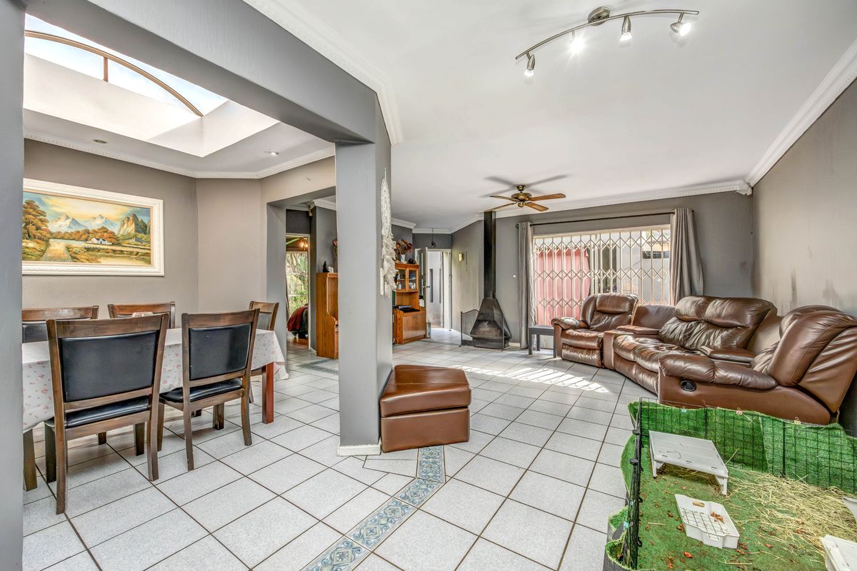 A beautiful  3 bedroom home in Sharonlea perfect for families seeking comfort and convenience! - Photo 5