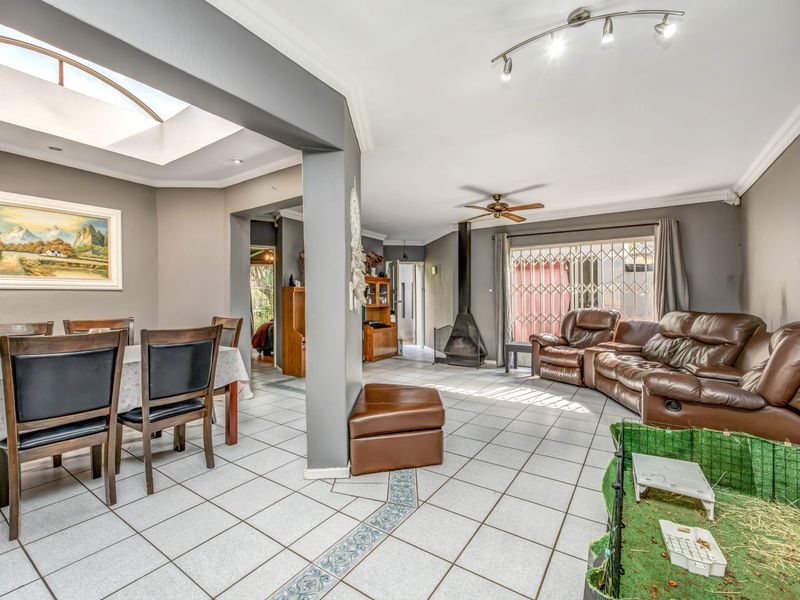 A beautiful  3 bedroom home in Sharonlea perfect for families seeking comfort and convenience! - Photo 5