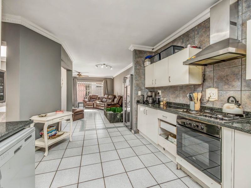 A beautiful  3 bedroom home in Sharonlea perfect for families seeking comfort and convenience! - Photo 7