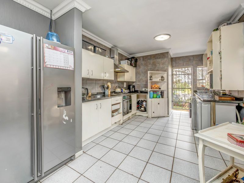 A beautiful  3 bedroom home in Sharonlea perfect for families seeking comfort and convenience! - Photo 6