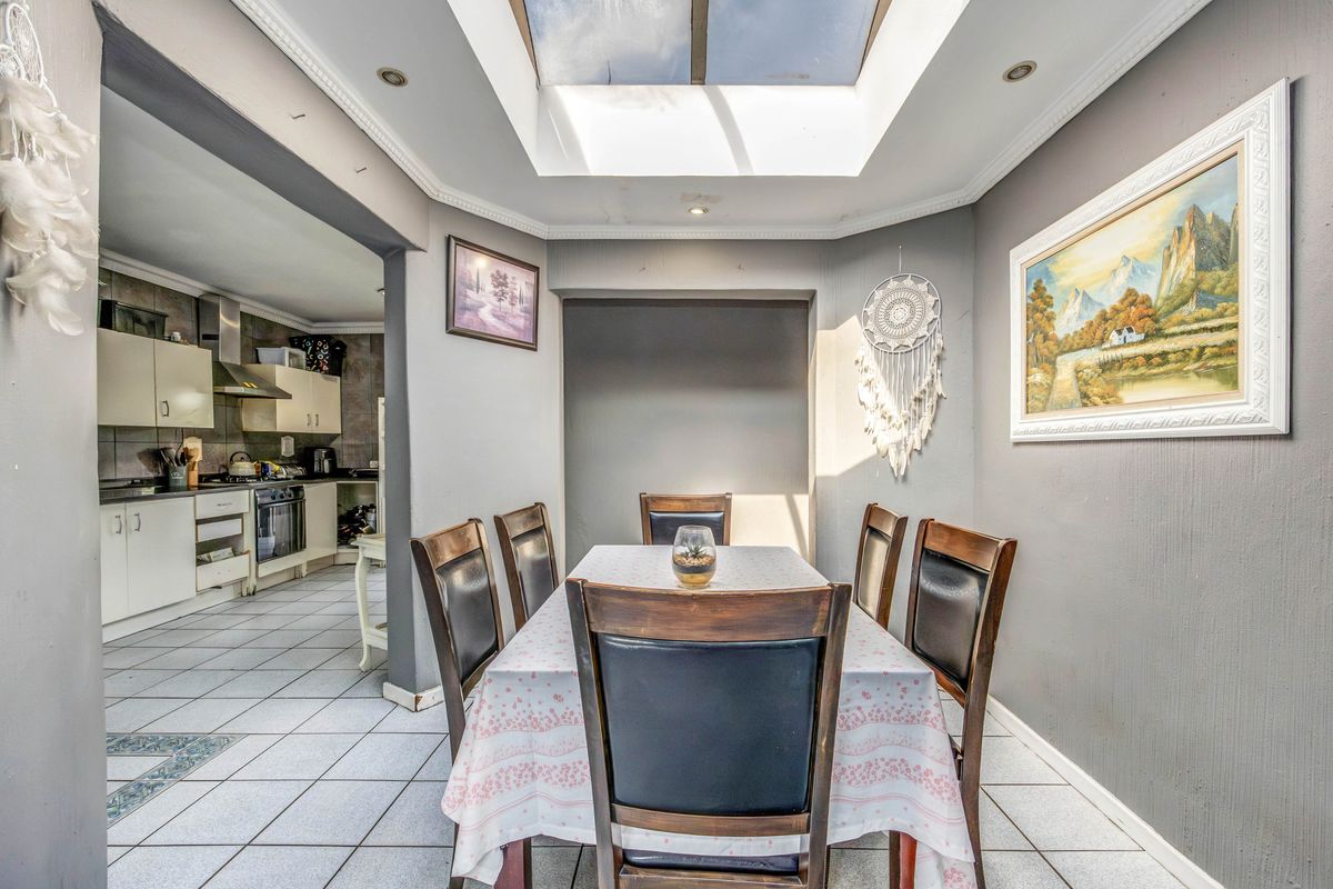 A beautiful  3 bedroom home in Sharonlea perfect for families seeking comfort and convenience! - Photo 4