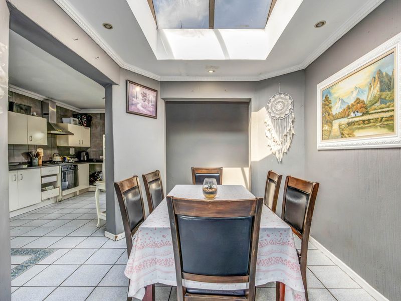 A beautiful  3 bedroom home in Sharonlea perfect for families seeking comfort and convenience! - Photo 4